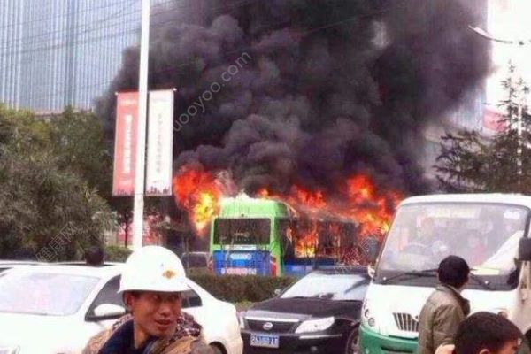 公交車起火自燃，乘客有序撤離幸無人員被困(2)