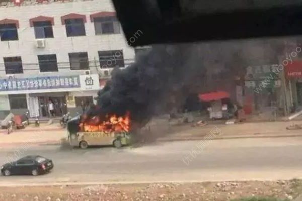 公交車起火自燃，乘客有序撤離幸無人員被困(4)