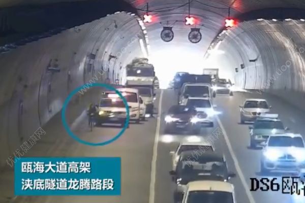 女子騎共享單車上高架！還把兒子放在車籃里！(1)