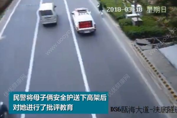 女子騎共享單車上高架！還把兒子放在車籃里！(4)