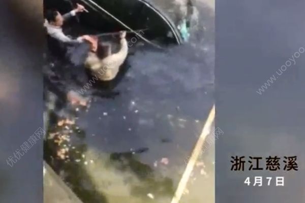 轎車墜河30秒救援！火車司機猛砸車窗救人！(1)