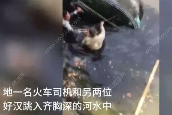 轎車墜河30秒救援！火車司機猛砸車窗救人！(3)