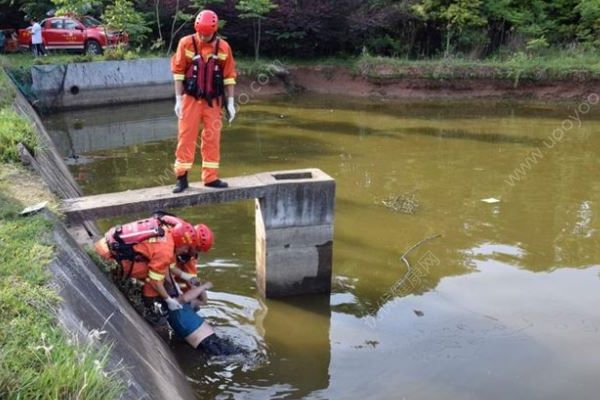 男子3米深水塘中劃船喂魚不慎落水身亡，溺水后急救方法(1)