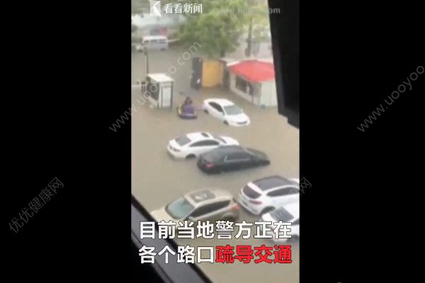 廈門因暴雨進入“看海模式”，積水沒腰將人沖走(1)