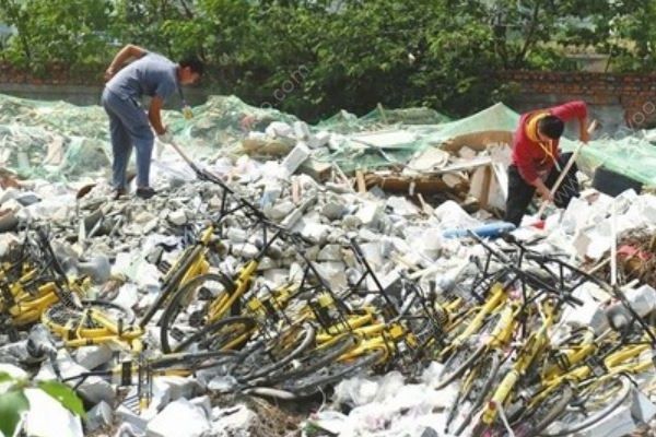 共享單車(chē)遭活埋，輪胎變形，鏈條斷裂，新車(chē)為何慘遭毒手？(2)