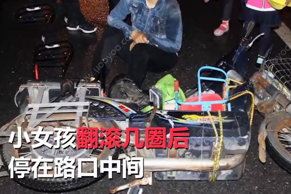 汽車撞倒母女3人！女孩車輪旁翻滾幾圈竟安然無(wú)恙！(3)