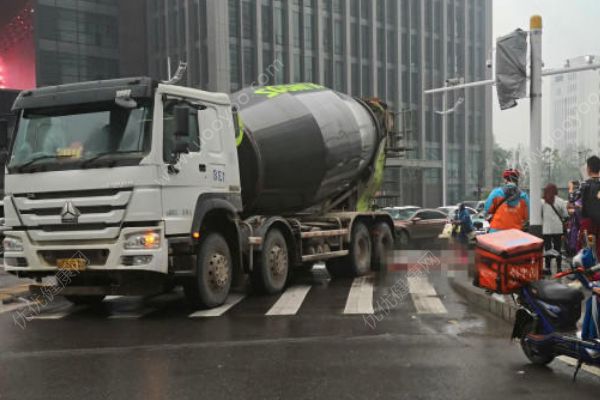 湖北發(fā)生慘烈車禍！女子被攪拌車碾壓當(dāng)場身亡！(1)