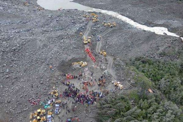 陜西白河發生山體崩塌：一民房被掩埋，3人死亡1人仍在搜救(1)