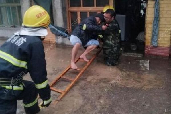 甘肅遭遇強(qiáng)對流天氣暴雨冰雹，已疏散群眾三百多人(2)