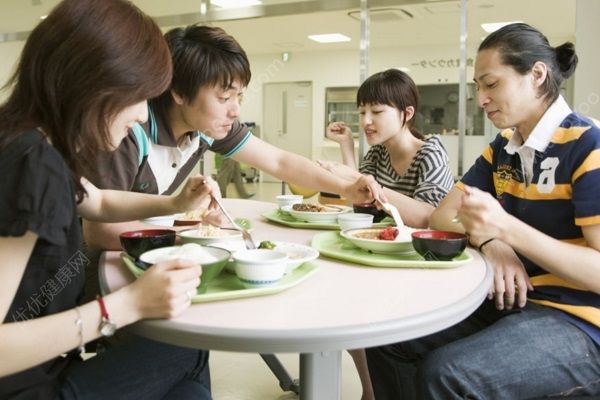 女子吃太快撐破食道險(xiǎn)沒命，發(fā)現(xiàn)時(shí)已重度貧血(4)