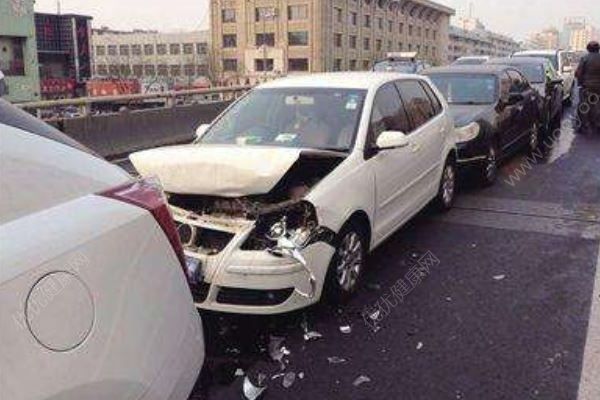 陳建州超跑遭追尾，汽車之間發(fā)生碰撞后如何處理(3)