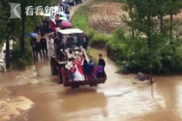 520最霸氣婚車，因暴雨積水用鏟車迎娶新娘(1)