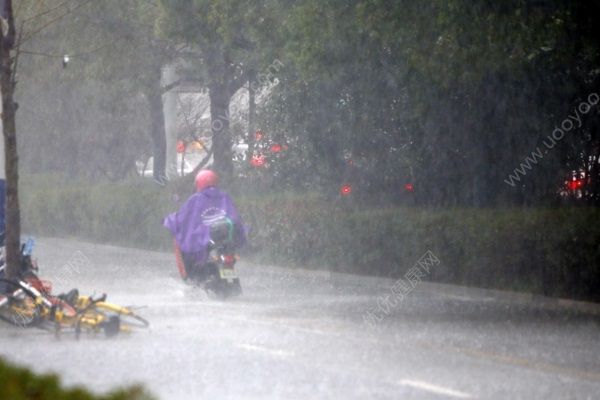 宜賓暴雨男同學(xué)雨中搓澡，用雨水洗澡有害嗎？(4)