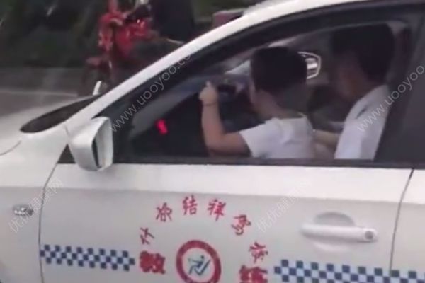 抱著孩子開車被停職，帶孩子開車要注意哪些安全事項？(1)