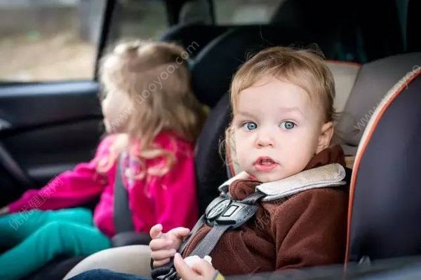 抱著孩子開車被停職，帶孩子開車要注意哪些安全事項？(3)