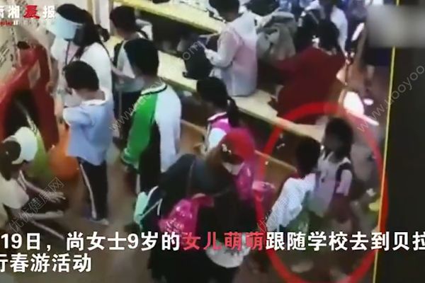 湖南9歲女孩阻止一對母子插隊，被男孩母親推搡腳踹(1)