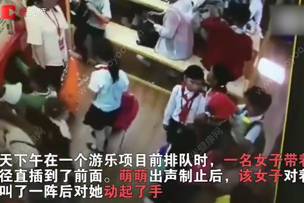 湖南9歲女孩阻止一對母子插隊，被男孩母親推搡腳踹(2)