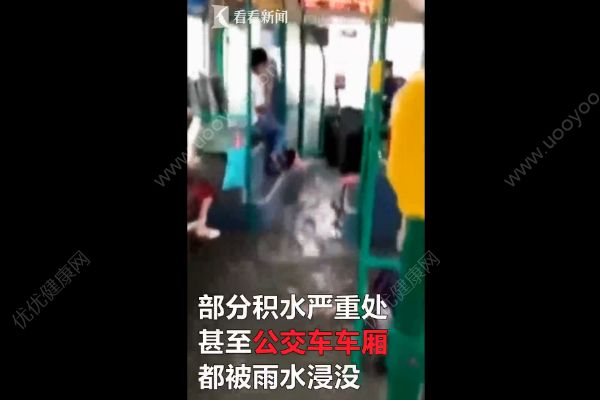 廈門因暴雨進入“看海模式”，積水沒腰將人沖走(2)