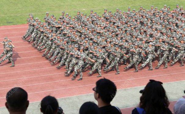 大學(xué)軍訓(xùn)多久？大學(xué)軍訓(xùn)有什么項目？(1)