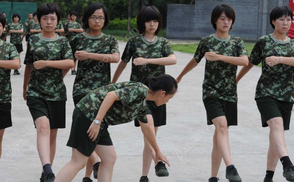 大學軍訓剪頭發嗎？軍訓女生扎什么頭發？(1)