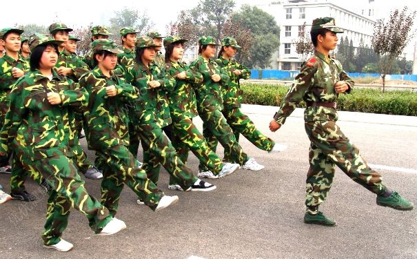 軍訓能戴隱形眼鏡嗎？軍訓戴隱形眼鏡可以嗎？(2)