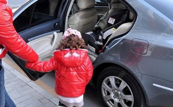 女童掉出車外遭碾 兒童坐車要注意什么？(10)