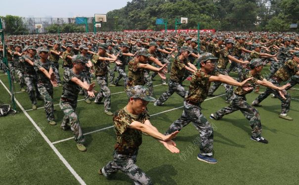 軍訓下雨了怎么辦？軍訓下雨還會訓練嗎？(1)