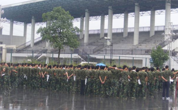 軍訓下雨了怎么辦？軍訓下雨還會訓練嗎？(2)