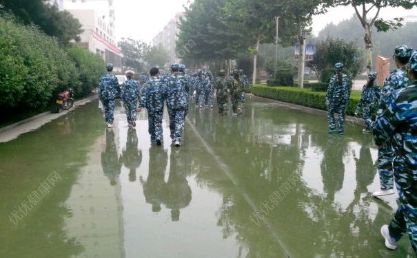 軍訓下雨了怎么辦？軍訓下雨還會訓練嗎？(6)