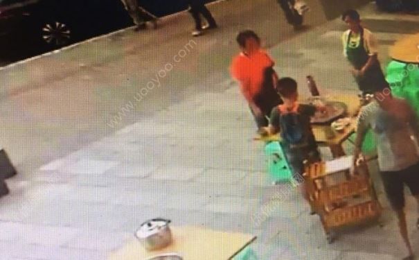 8歲男孩獨(dú)自吃火鍋，4個(gè)位置輪流坐，小孩子吃火鍋要注意什么？(3)