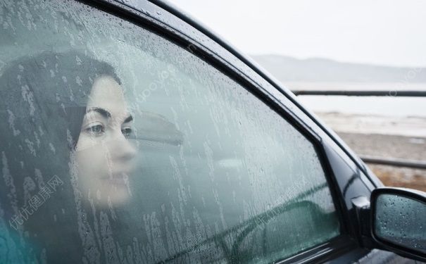 打雷在車?yán)锇踩珕幔看蚶组_車注意事項(xiàng)(1)