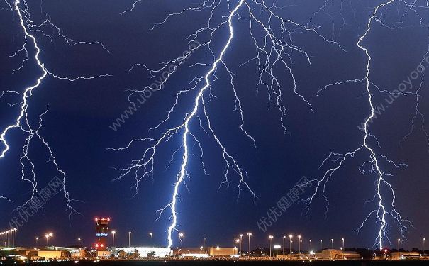 雷雨天氣飛機能起飛嗎？飛機遇到雷電怎么辦？(2)