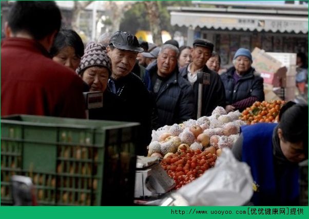 老人喜歡買超市特價商品好不好？老人買超市特價商品的害處(4)