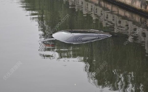 黑龍江直升機(jī)墜江起火 開車掉水里怎么自救？(2)