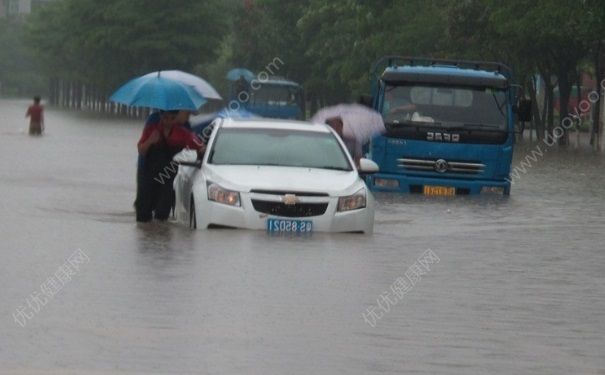 黑龍江直升機(jī)墜江起火 開車掉水里怎么自救？(5)