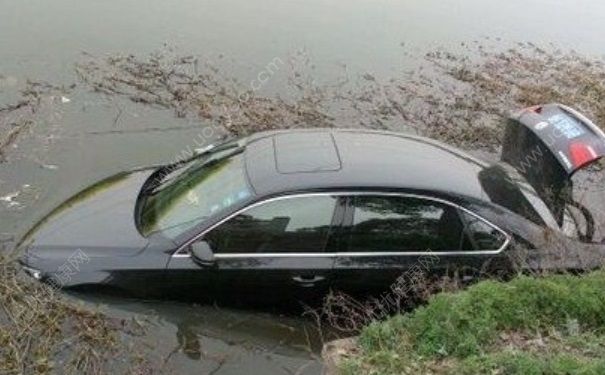 黑龍江直升機(jī)墜江起火 開車掉水里怎么自救？(7)