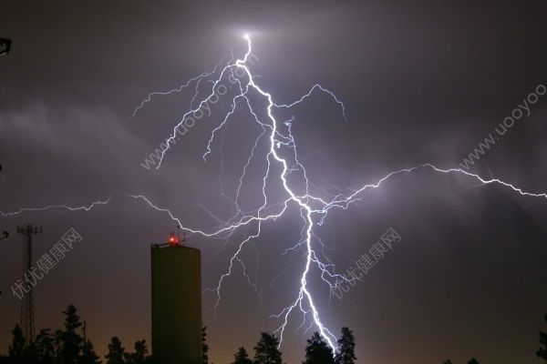 打雷可以用電腦嗎？打雷玩電腦會怎么樣？(4)