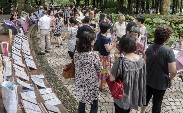 大媽相親角搶人大打出手，相親的時候怎么擺正心態(tài)？(1)