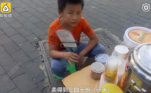 11歲男孩街頭賣涼蝦，已賺千元學費，涼蝦是什么鬼？(2)