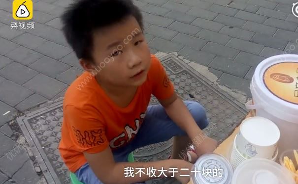 11歲男孩街頭賣涼蝦，已賺千元學費，涼蝦是什么鬼？(3)