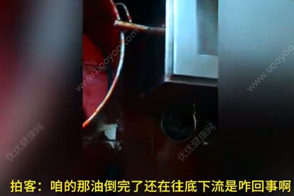 直擊小龍坎老火鍋后廚：“老油”反復用，餐具拖把一起洗！(2)