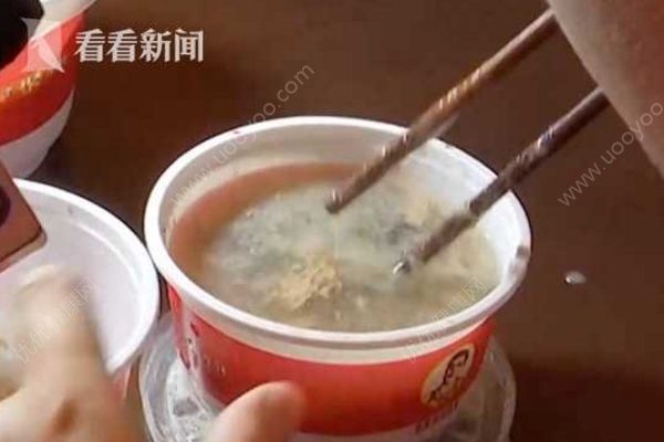 男子叫外賣吃出20多條蟲，餐飲企業：因為天氣潮濕(1)