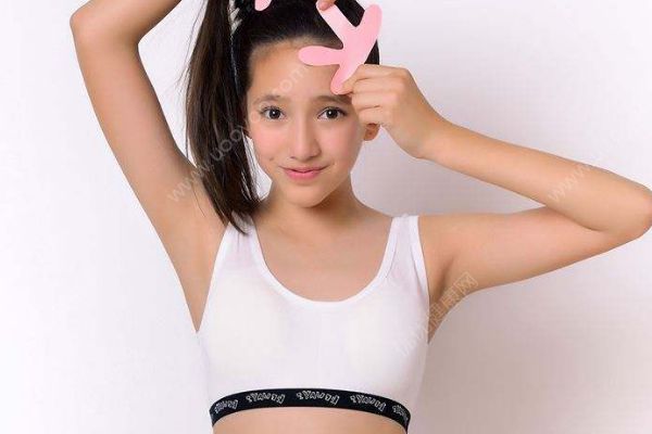 14歲女孩乳房發育了嗎？正常14歲女生胸部有多大？(1)