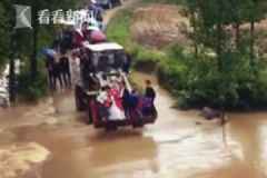 520最霸氣婚車，因暴雨積水用鏟車迎娶新娘[多圖]