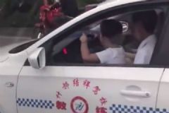 抱著孩子開車被停職，帶孩子開車要注意哪些安全事項？[多圖]