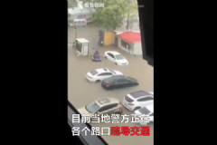 廈門因暴雨進入“看海模式”，積水沒腰將人沖走[多圖]