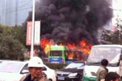 公交車起火自燃，乘客有序撤離幸無人員被困[多圖]