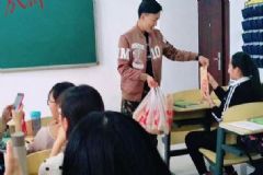 男班長為全班女生買冰糖葫蘆，冰糖葫蘆有什么營養(yǎng)價值？[多圖]