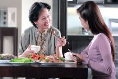 女人坐月子應(yīng)該大補嗎？坐月子期間飲食有什么講究？[圖]