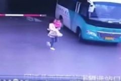 抱娃女子客車站內被碾壓致死，帶娃出行要注意些什么？[多圖]